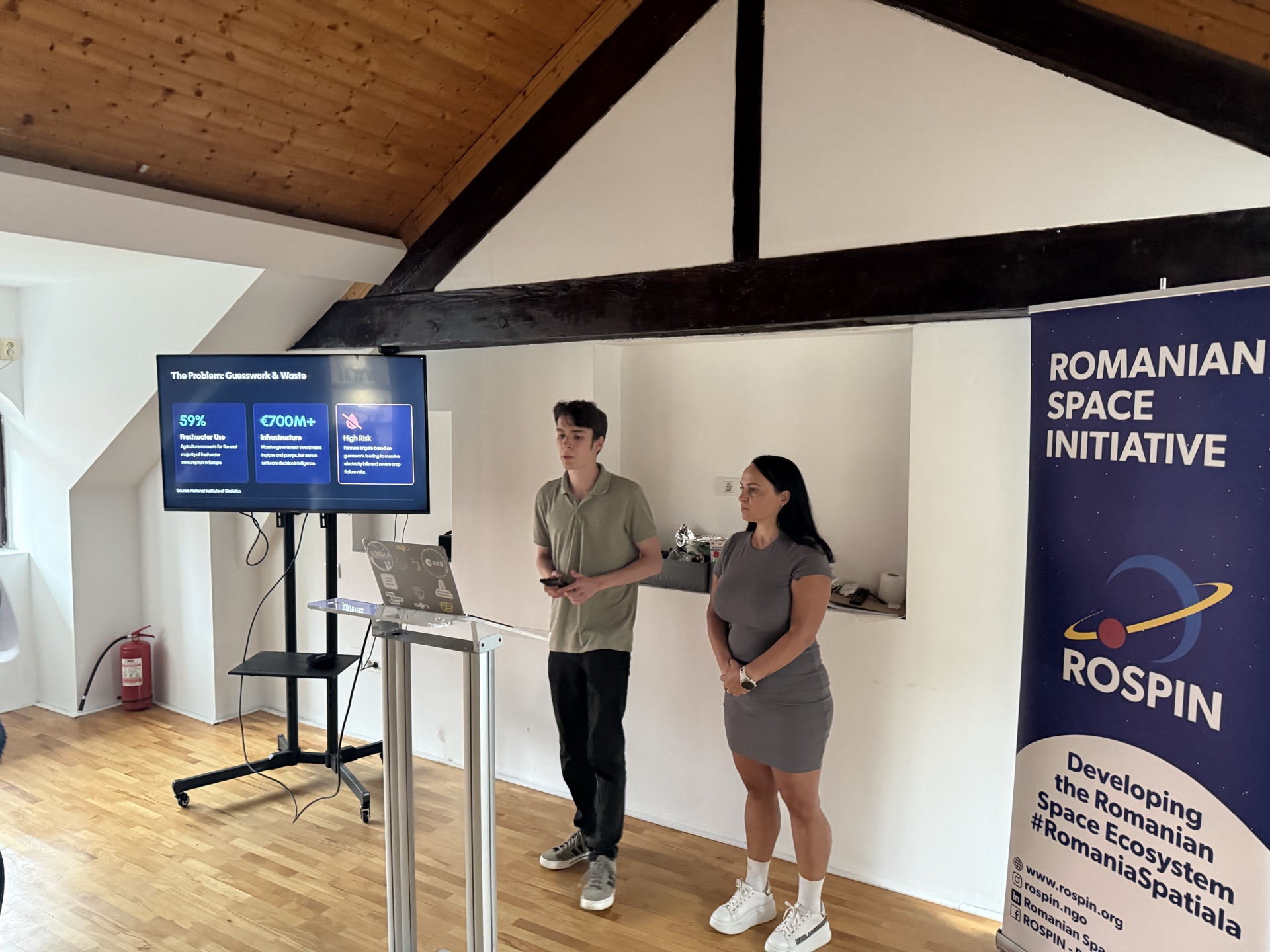 ApaRahova pitching on Demo Day